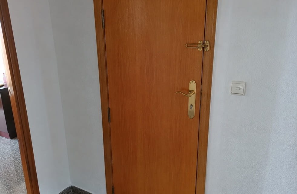 Instalación de cerrojos en La Pineda